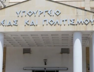 Εκπαιδευτικοί διαμαρτύρονται έξω από το Υπ. Παιδείας - «Εμπόριο ελπίδας» του Υπουργείο για τους αδιόριστους εκπαιδευτές